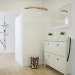 Welcome In - In Met Balkon En Zwembad